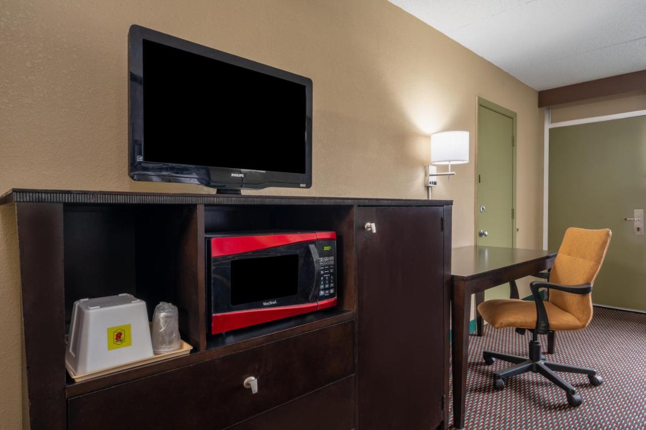 Super 8 By Wyndham Perrysburg-Toledo Hotel Exterior photo