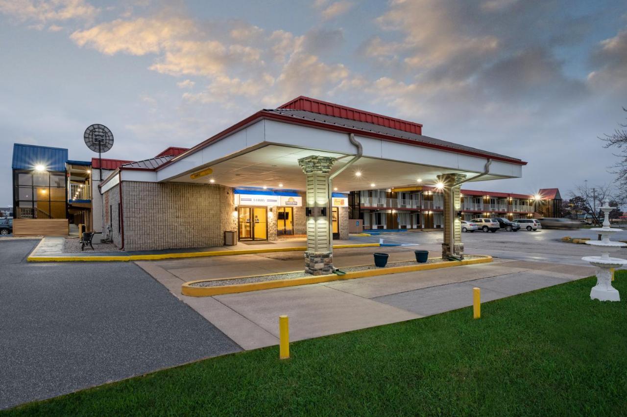 Super 8 By Wyndham Perrysburg-Toledo Hotel Exterior photo
