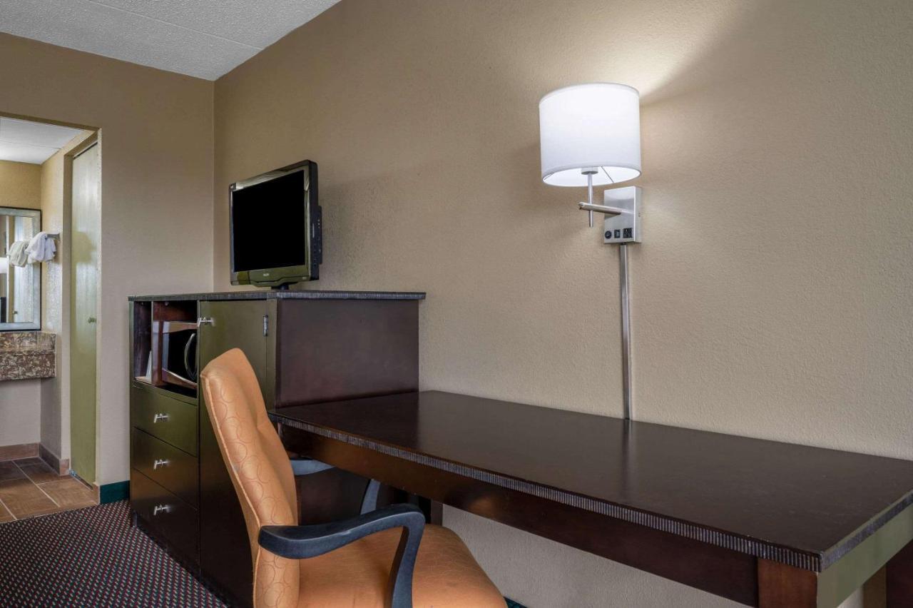 Super 8 By Wyndham Perrysburg-Toledo Hotel Exterior photo