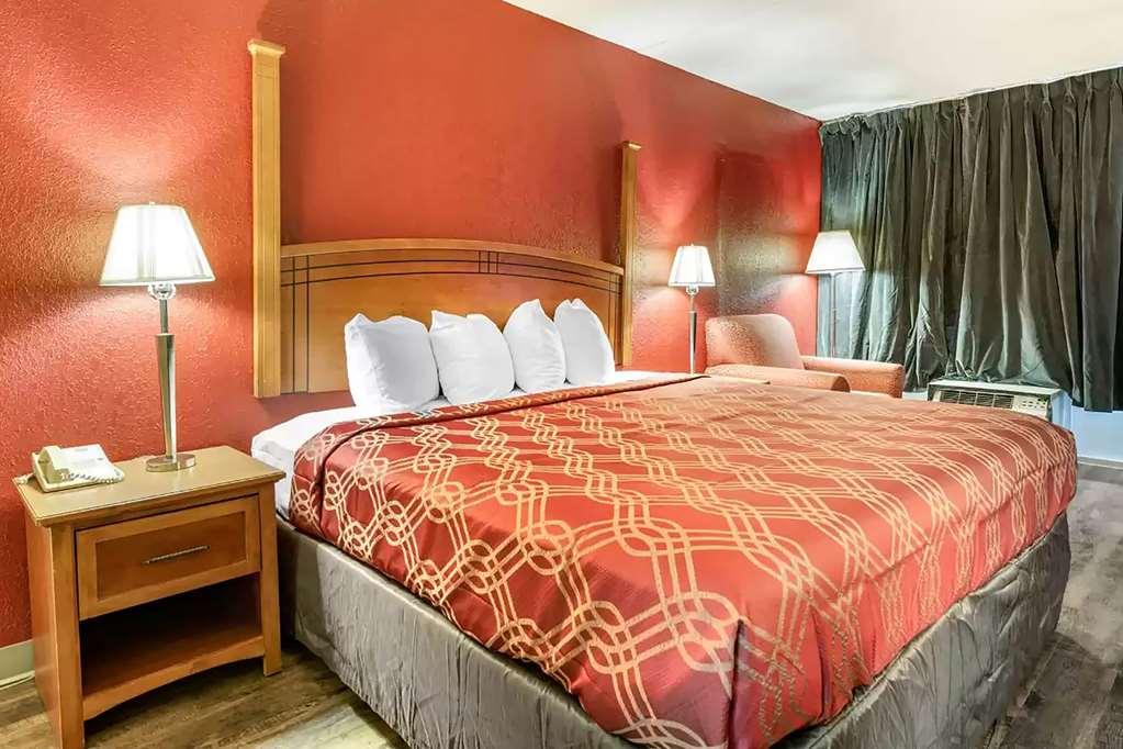 Super 8 By Wyndham Perrysburg-Toledo Hotel Room photo